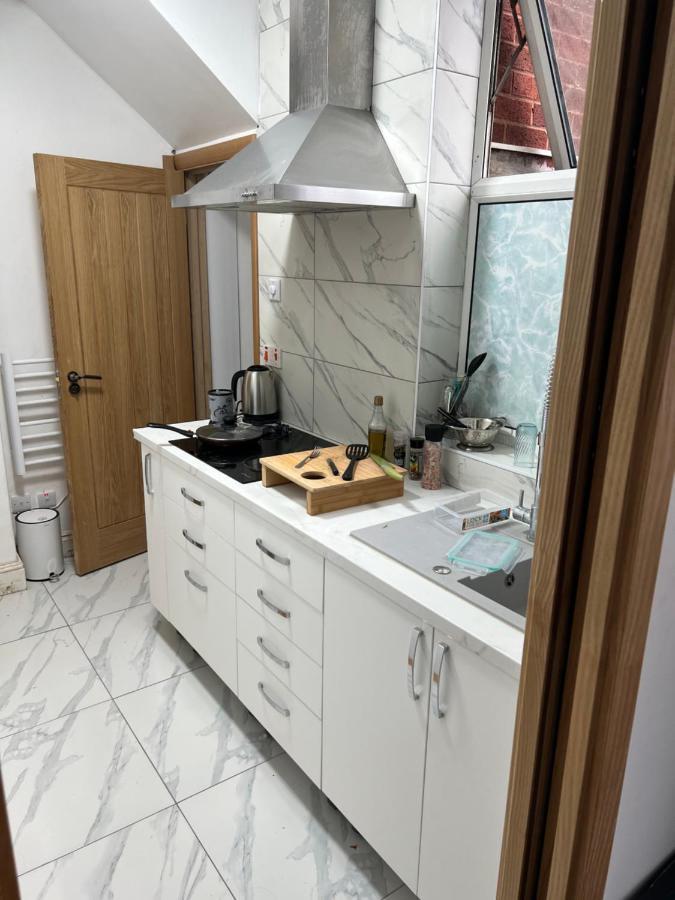 New Flat, Own Bathroom, Sitting Room & Large Bedroom - Walsall Bescot Exterior photo